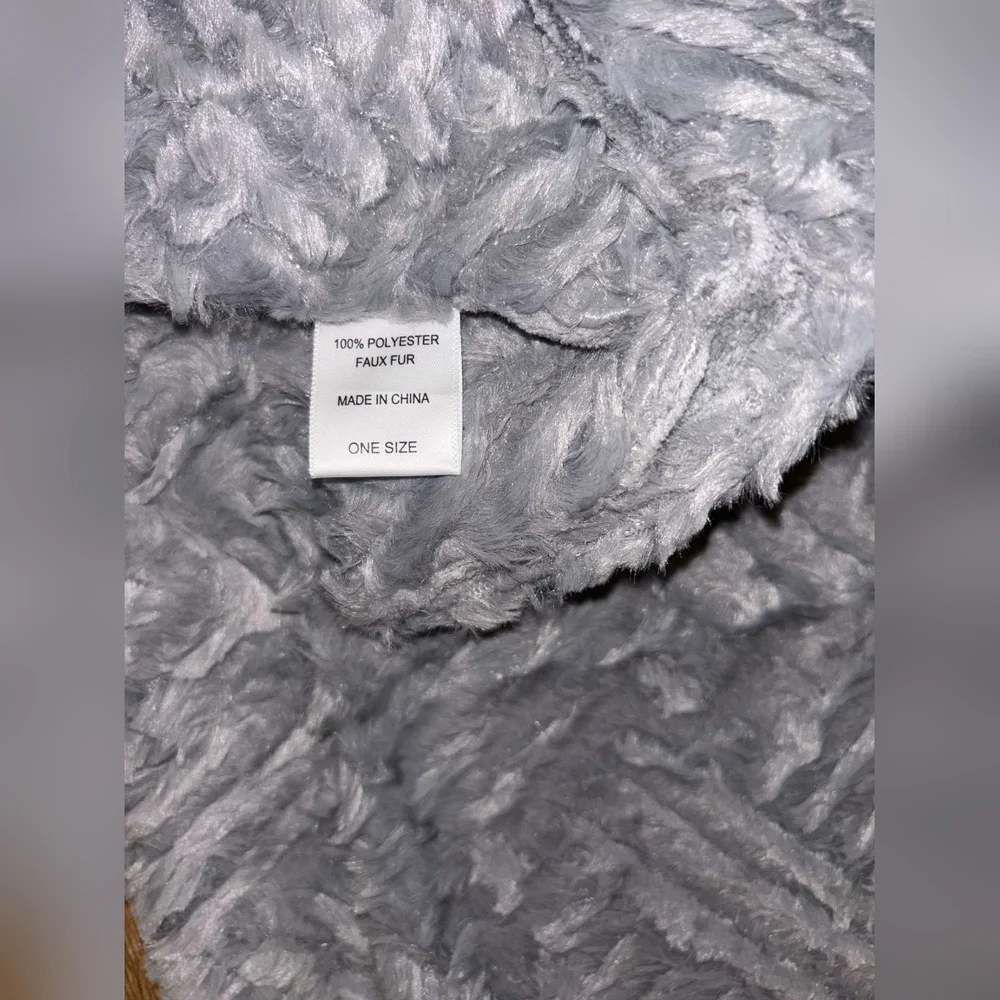 Limited edition soft gray plush throw - Picture 7 of 17